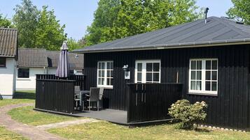 Luxury Cottage, 2 Bedrooms, Kitchen, Garden Area | Hypo-allergenic bedding, desk, blackout drapes, iron/ironing board