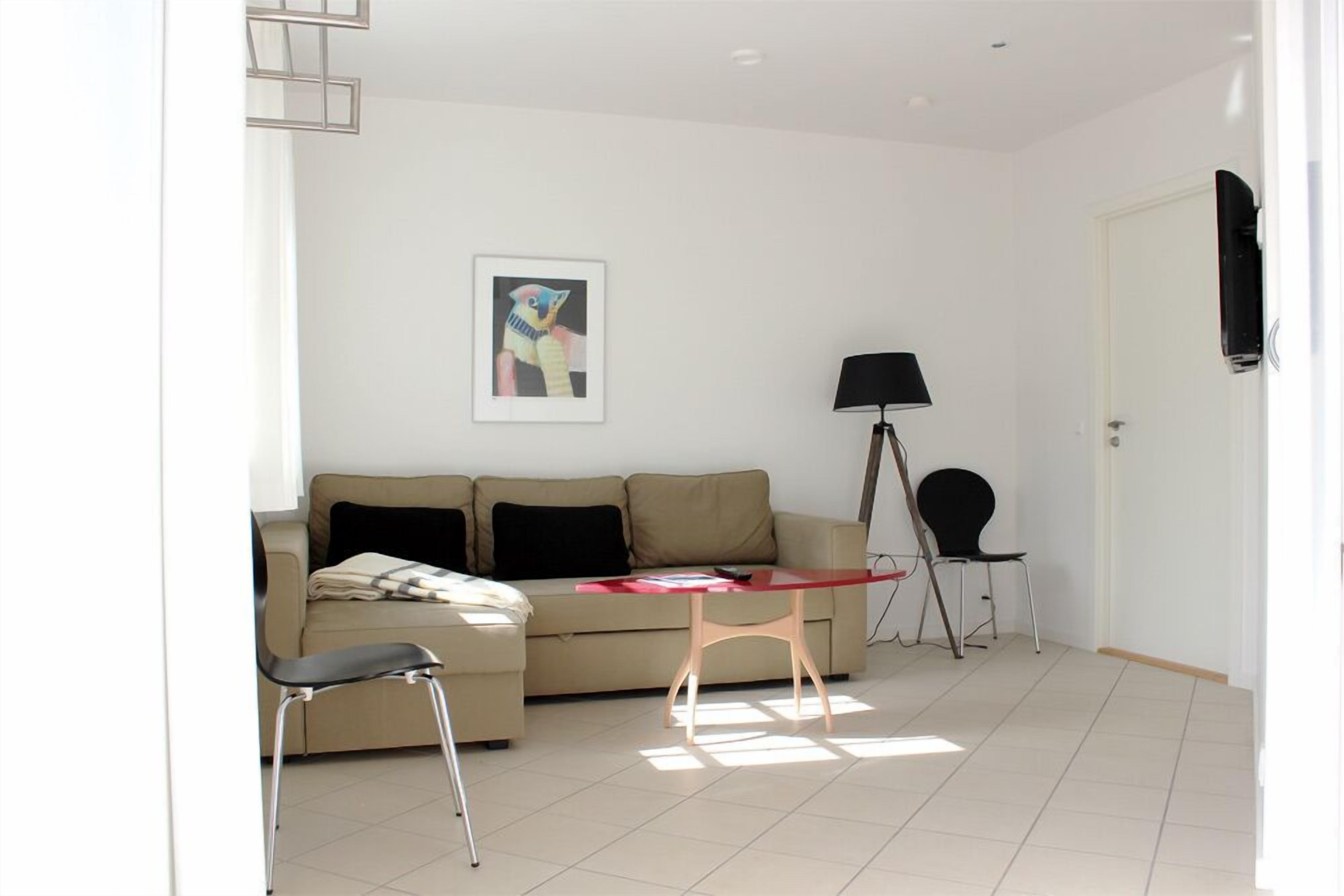 luxury cottage, 2 bedrooms, kitchen, garden area | living room | flat-screen tv