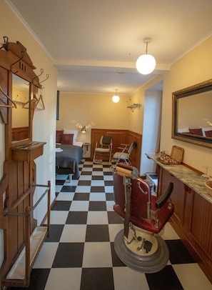 Junior Suite | 2 bedrooms, hypo-allergenic bedding, desk, blackout drapes