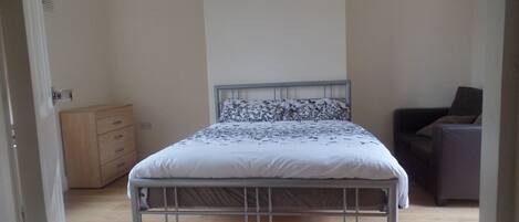 Chambre Double | 1 chambre, fer et planche à repasser, Wi-Fi gratuit, draps fournis