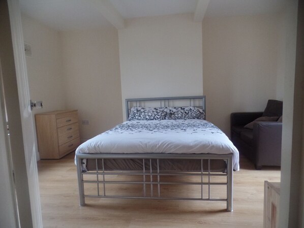 1 غرفة نوم ومكواة/لوح كي وواي فاي مجانًا وملاءات أسرّة