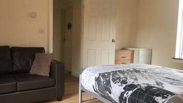 Double Room | 1 bedroom, iron/ironing board, free WiFi, bed sheets
