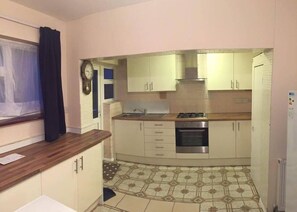 Microwave, electric kettle, cookware/dishes/utensils - Dawpool House (London)