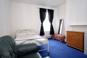 1 habitación, tabla de planchar con plancha y wifi gratis