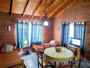 คลาสสิกเคบิน, 1 ห้องนอน, วิวสวนสาธารณะ, ติดสวน | ห้องนั่งเล่น | ทีวีจอแบน
