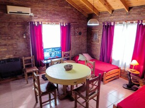 Cabane Classique, 1 chambre, vue parc, en bord de piscine | Restauration dans la chambre