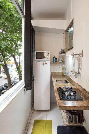 apartman | Privát teakonyha | Hűtőszekrény, mikrohullámú sütő és főzőlap