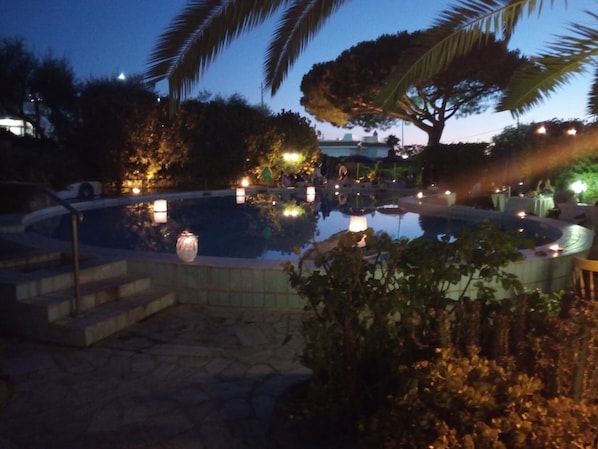 Una piscina cubierta, una piscina al aire libre