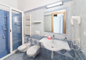 淋浴設備、免費盥洗用品、吹風機、浴袍