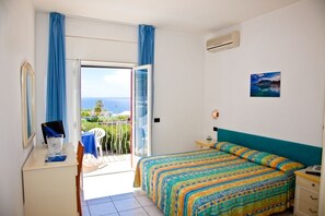 ห้องดับเบิล, วิวทะเล | เครื่องน อนระดับพรีเมียม, มินิบาร์, ตู้นิรภัยในห้องพัก, โต๊ะทำงาน