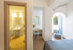 Habitación clásica doble | Ropa de cama de alta calidad, minibar, caja fuerte y escritorio