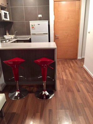 Standard-Apartment, 2 Schlafzimmer | Eigene Kochnische | Großer Kühlschrank, Mikrowelle, Ofen, Herdplatte