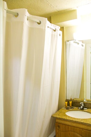 House | Bathroom - Hollywood Beach Resort-comfortable Large Studio (Hollywood)