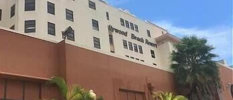 A building with the sign 'Hollywood Beach Resort'.