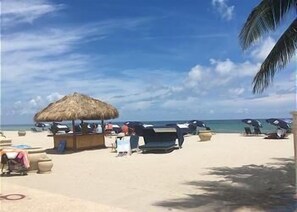บนชายหาด
