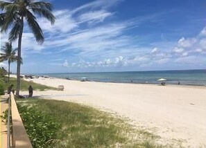 บนชายหาด