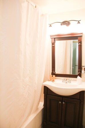 House | Bathroom - Hollywood Beach Resort - Renovated Large Studio (Hollywood)