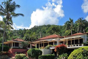 Vista frontal de la propiedad