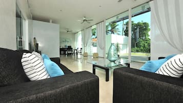 House | Living area | Flat-screen TV