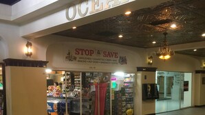 Stop & Save -niminen myymälä, jonka sisäänkäynnin yläpuolella on kyltti.
