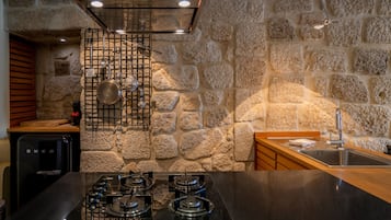 Apartamento superior | Cocina privada | Frigorífico, microondas, placa de cocina y máquina de café espresso