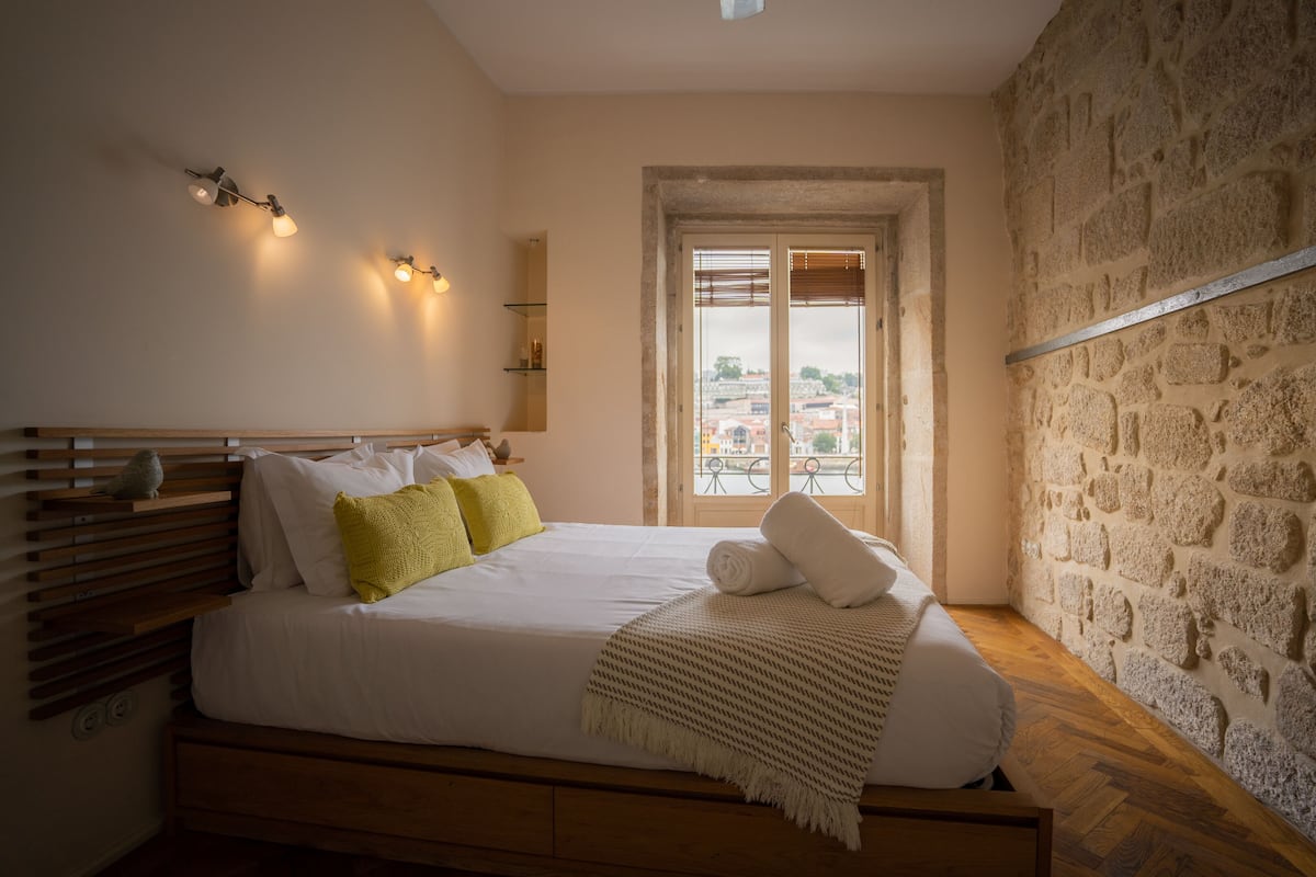 1 habitación, sistema de insonorización y tabla de planchar con plancha