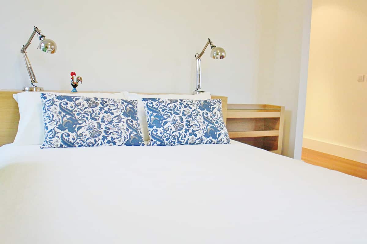 1 habitación, sistema de insonorización y tabla de planchar con plancha