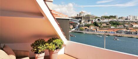 Cobertura superior, 2 quartos, terraço, vista para o rio | Terraço/pátio