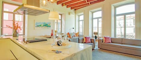 Superior Apartment, 3 Bedrooms (Rua Mouzinho da Silveira, 18) | Living area | Flat-screen TV