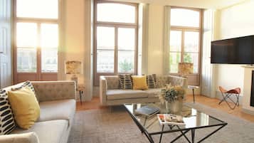 Apartamento superior, 3 habitaciones (Rua Mouzinho da Silveira, 18) | Zona de estar | Una televisión de pantalla plana