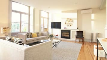 Apartamento superior, 3 habitaciones (Rua Mouzinho da Silveira, 18) | Zona de estar | Una televisión de pantalla plana