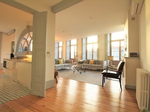 Superior appartement, 3 slaapkamers (Rua Mouzinho da Silveira, 18) | Woonruimte | Flatscreentelevisie