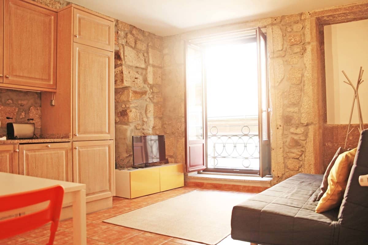 1 habitación, sistema de insonorización y tabla de planchar con plancha