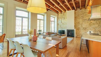 Superior Apartment, 3 Bedrooms (Rua Mouzinho da Silveira, 18) | Living area | Flat-screen TV