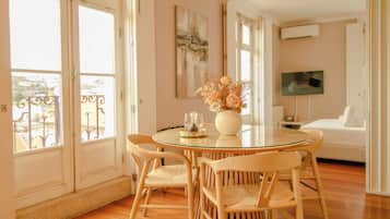 Loft, uitzicht op rivier (Rua Infante Dom Henrique, 87) | Woonruimte | Een flatscreentelevisie