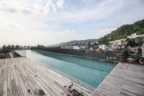 2 outdoor pools