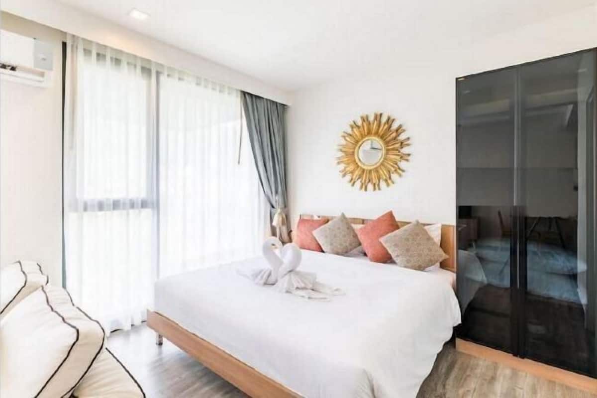 2 kamar tidur, kedap suara, dan tempat tidur lipat/tambahan