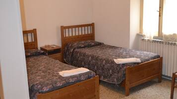 Basic-Doppel- oder -Zweibettzimmer | Schreibtisch