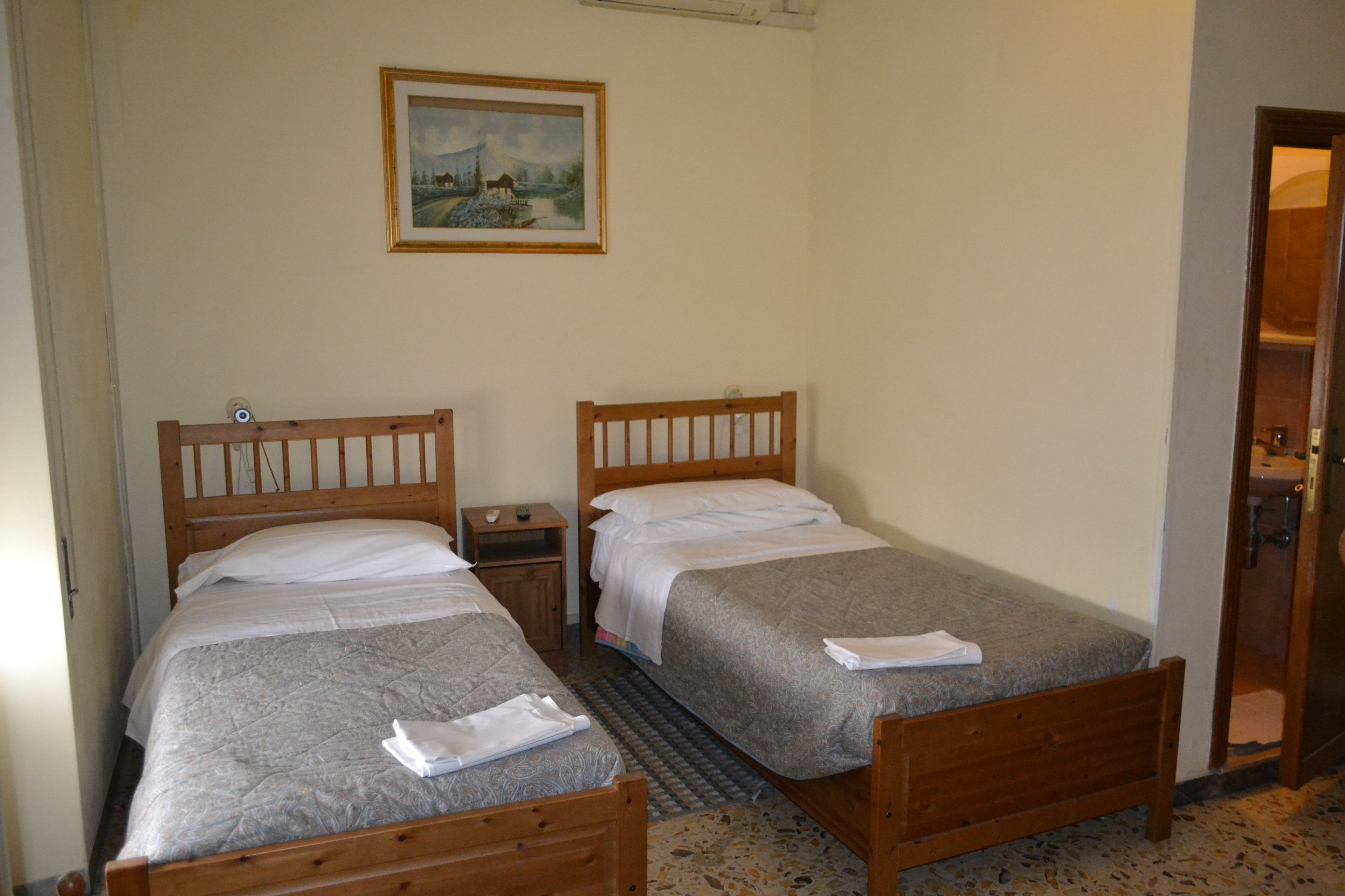 Basic-Doppel- oder -Zweibettzimmer | Schreibtisch