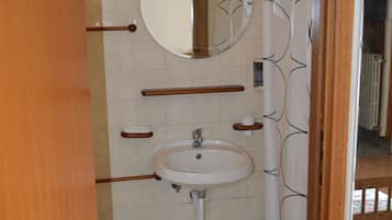 Basic Double or Twin Room | Bathroom sink