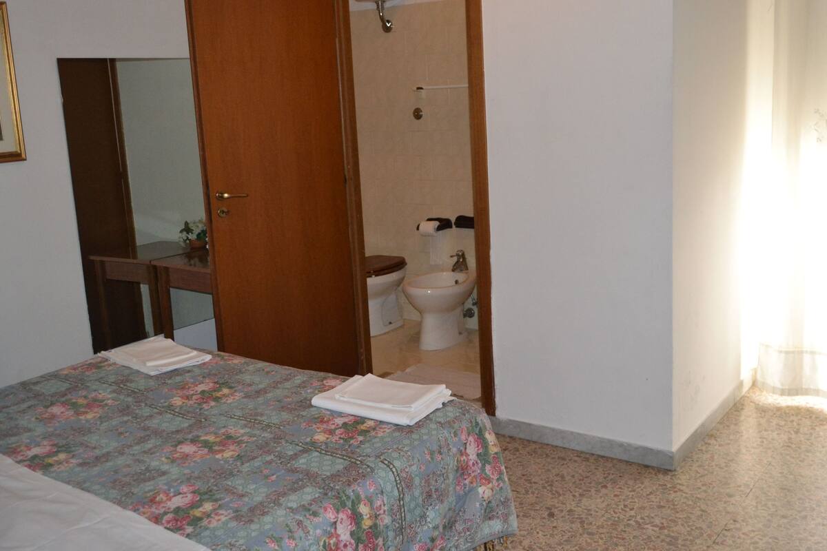 Basic Double or Twin Room | Meja 