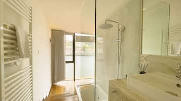 Estúdio premium, vista para o rio | Banheiro | Chuveiro, produtos de toalete grátis, secador de cabelo
