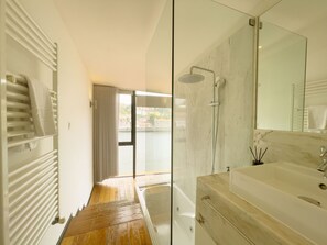 特級開放式客房, 河景 | 浴室 | 淋浴設備、免費梳洗用品、風筒、提供毛巾