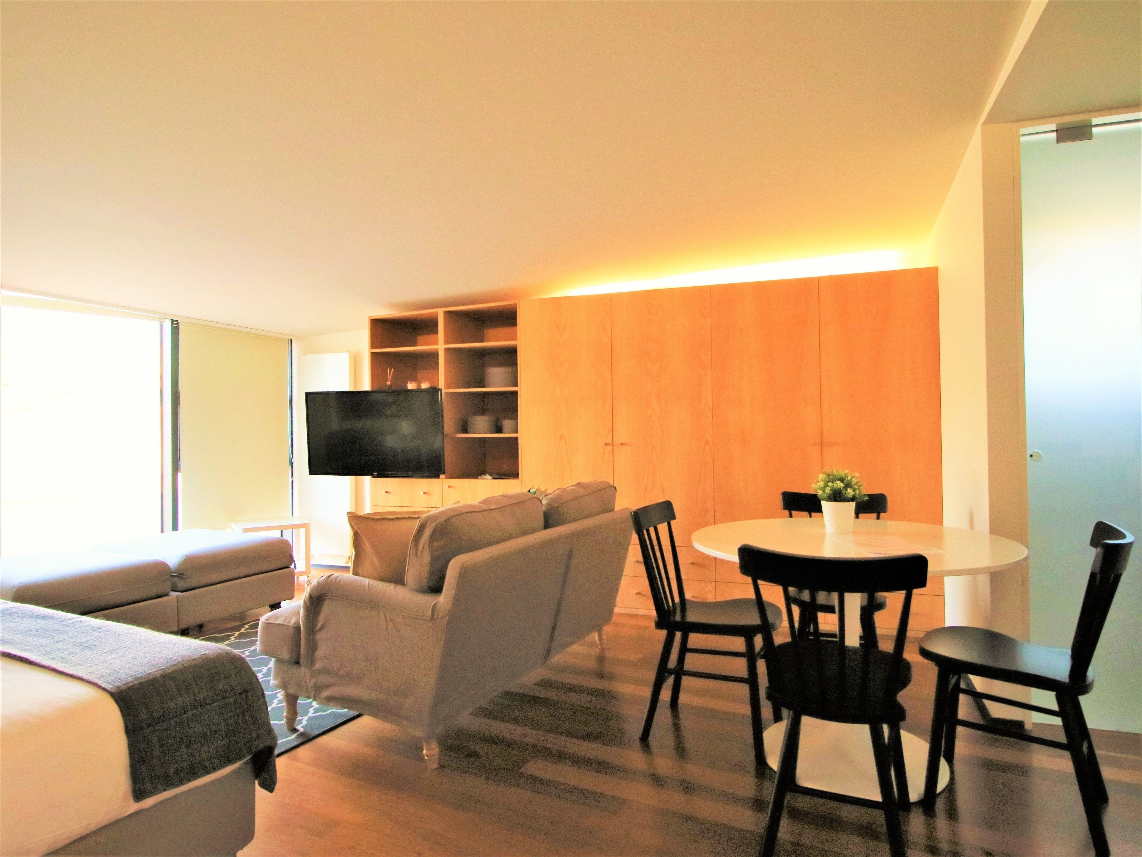 Studio – premium, elveutsikt | Oppholdsområde | Flatskjerm-TV