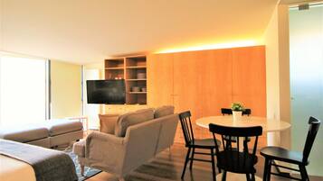 Studio – premium, elveutsikt | Oppholdsområde | Flatskjerm-TV