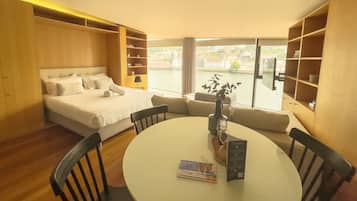 Studio – premium, elveutsikt | Blendingsgardiner, lydisolert og strykejern/-brett