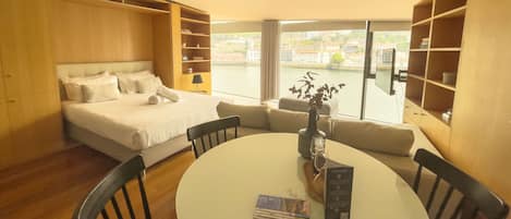 Premium-Studio, Flussblick | Verdunkelungsvorhänge, schallisolierte Zimmer, Bügeleisen/Bügelbrett