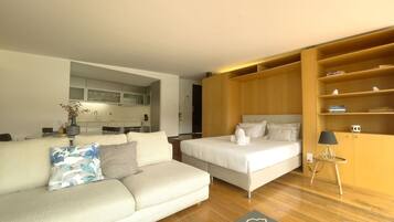 Studio – premium, elveutsikt | Blendingsgardiner, lydisolert og strykejern/-brett