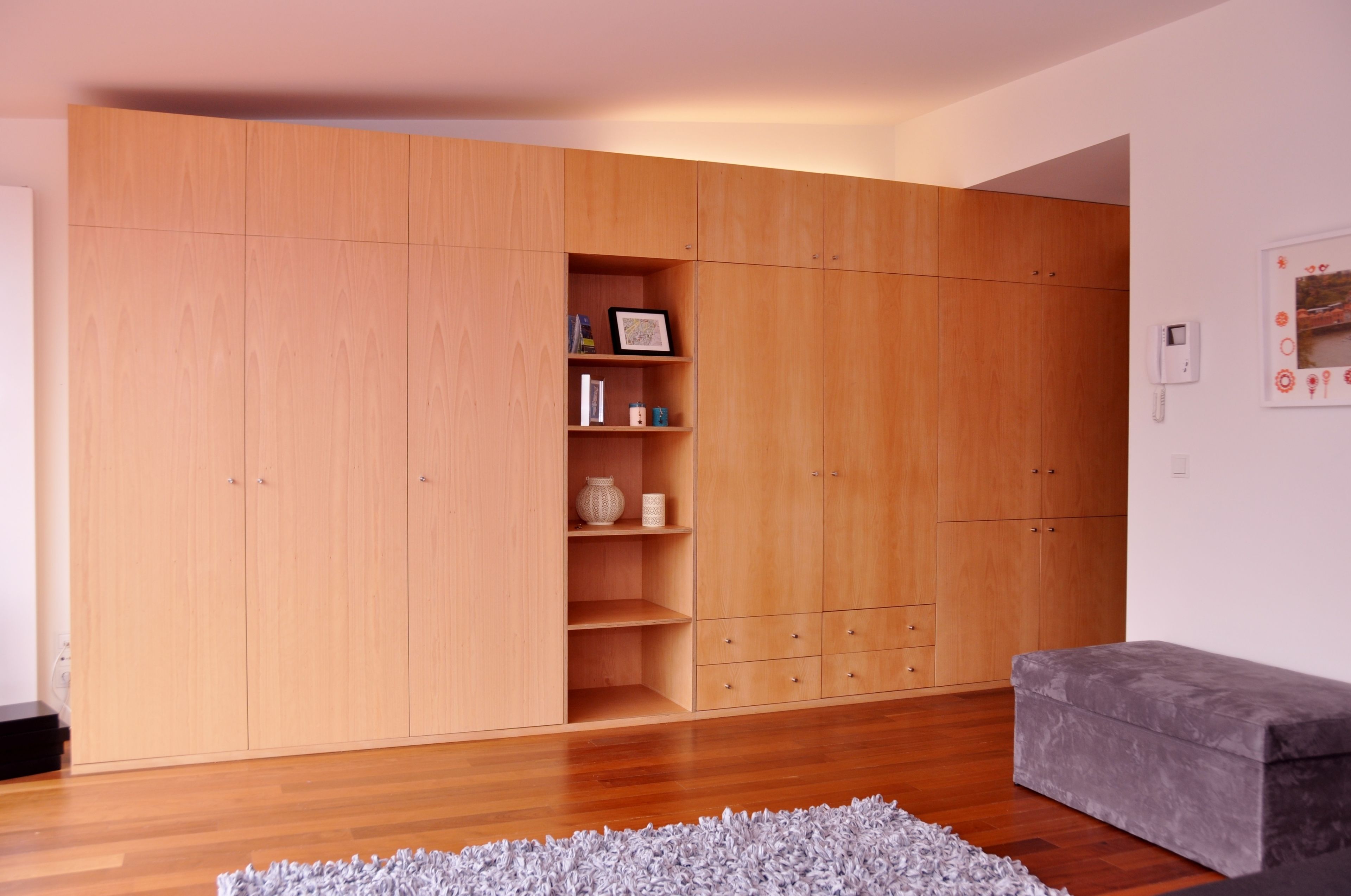 Studio – premium, elveutsikt | Blendingsgardiner, lydisolert og strykejern/-brett