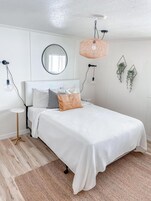 Escritorio, wifi gratis, ropa de cama y acceso para silla de ruedas 
